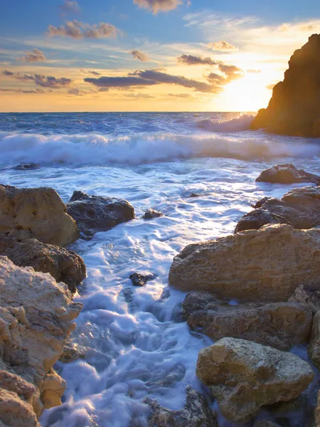 Greater waves amongst stone. — Stock Photo, Image