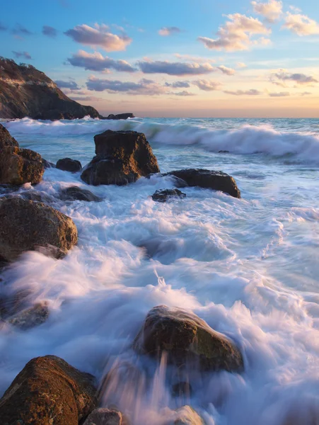 Grandes olas entre piedra . — Foto de Stock