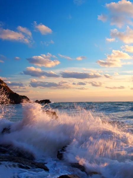 Ondas maiores entre pedras . — Fotografia de Stock