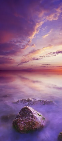 Sonnenuntergang am Meer mit Stein — Stockfoto