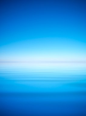 parlak gökyüzü ve su.