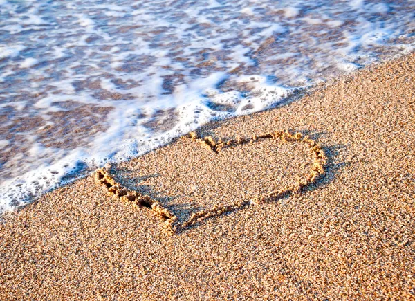 Heart drawn on sand — Stock Photo, Image