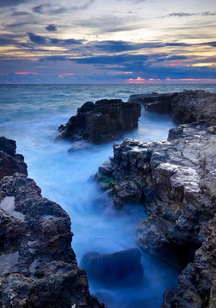 Bord de mer avec reflets dans l'eau au coucher du soleil . — Photo