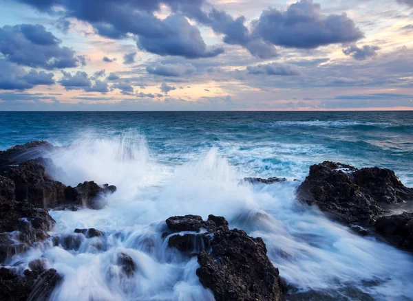 Mar com reflexos na água durante o pôr-do-sol . — Fotografia de Stock