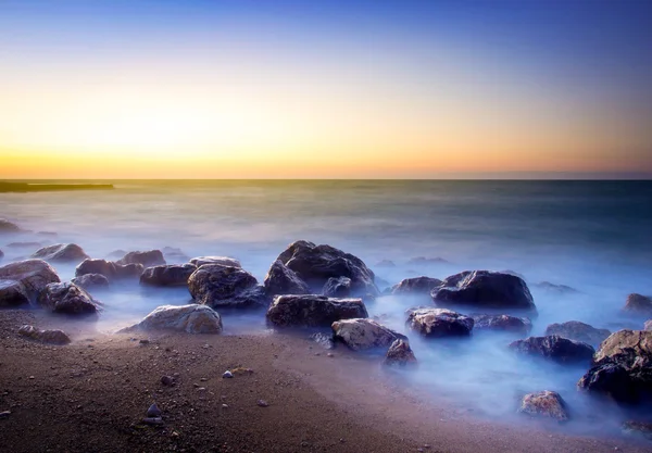Море с отражениями в воде во время заката . — стоковое фото