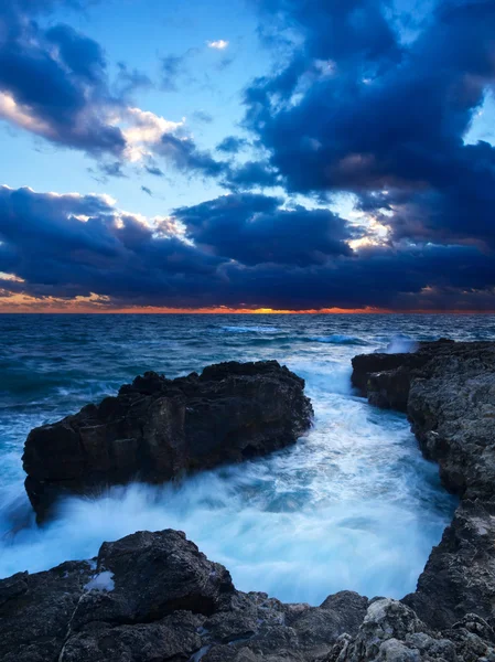 Море с отражениями в воде — стоковое фото