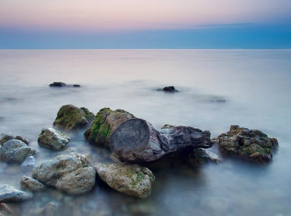 Costa con reflejos en el agua — Foto de Stock