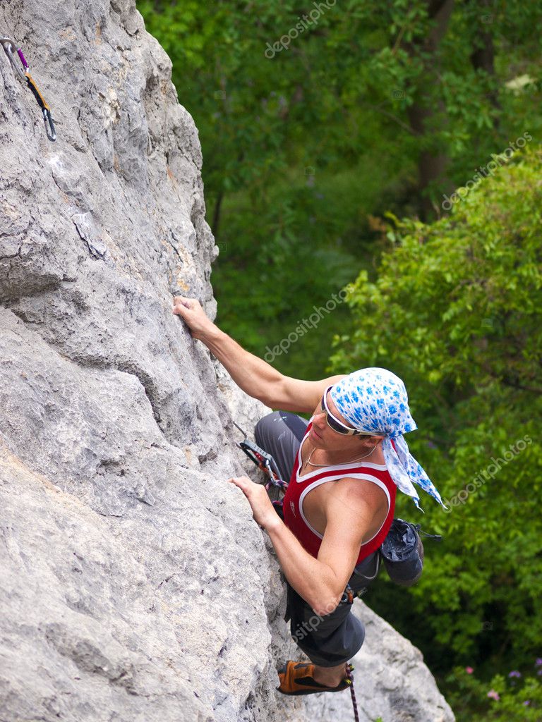 Скалолаз На Высоких Скалах Стоковое Фото ©biletskiy_e 22849924