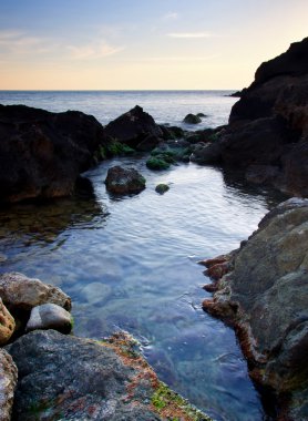 taş arasında deniz suyundaki yansımalar.