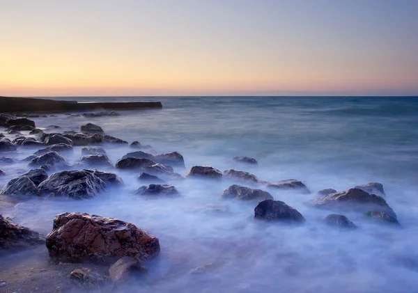 Taş ve deniz suyu sis — Stok fotoğraf