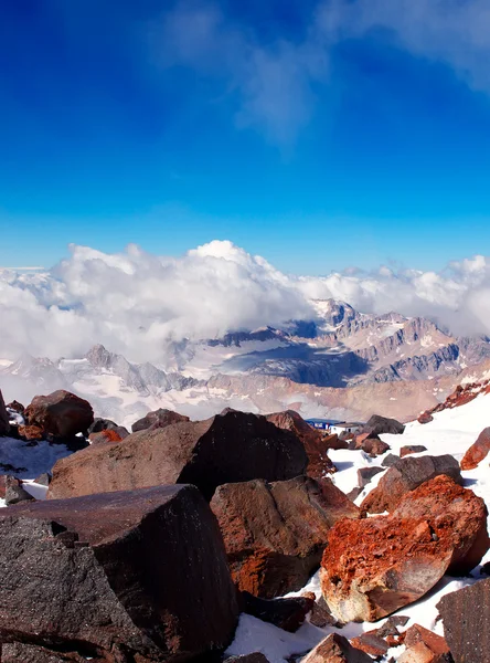 Pedra vermelha no alto da montanha . — Fotografia de Stock