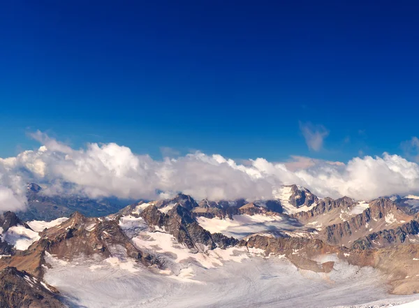 高山和雪平原. — 图库照片