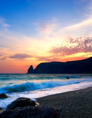 gün batımı sırasında parlak deniz manzarası.