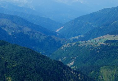 Yaz aylarında dağ tepeleri.