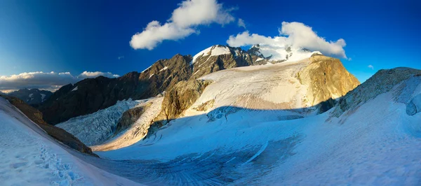 Высокие горные вершины и снежные равнины . — стоковое фото