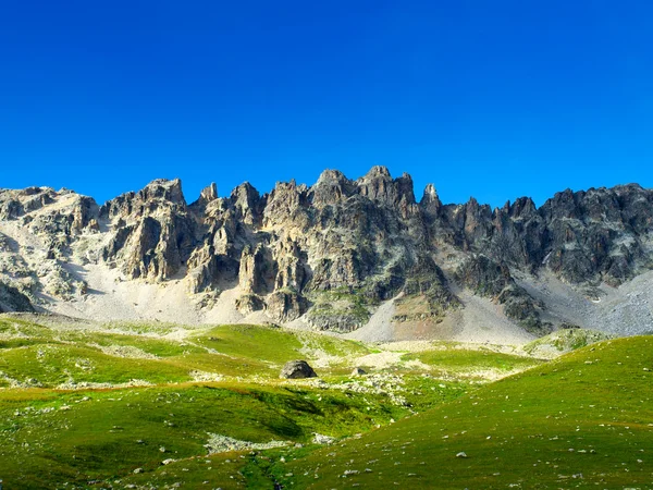 Colinas de montaña en el verano . — Foto de Stock