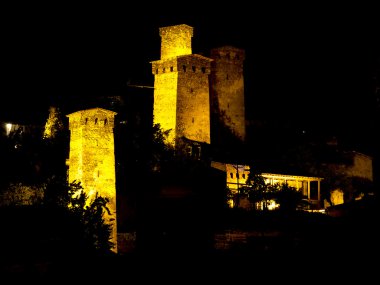 Eski şehirde, gece saat kuleleri.