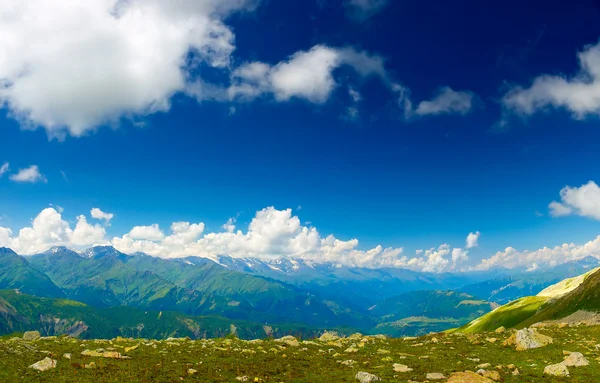 Colinas verdes e céu com nuvens . — Fotografia de Stock