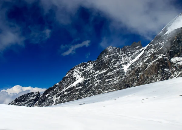 Högt berg på vintern. — Stockfoto