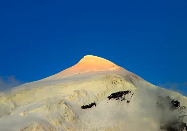 Alta montanha no tempo de inverno . — Fotografia de Stock