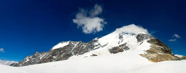 Высокая гора зимой . — стоковое фото