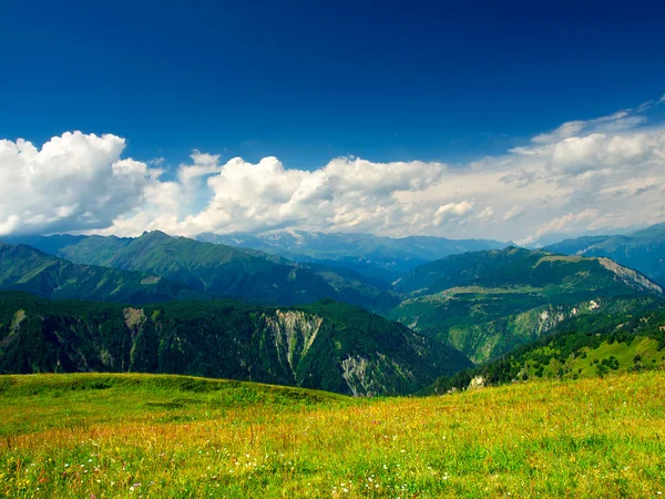 Gröna kullar och himlen med moln. — Stockfoto