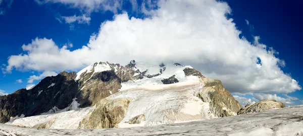 冬時間で高い山. — ストック写真