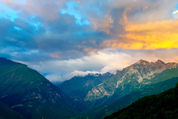 Bright sundown in the mountains. — Stock Photo, Image