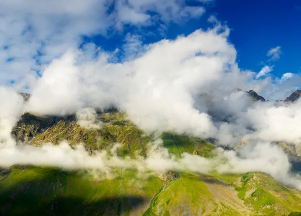 Высокая скала в облаках . — стоковое фото