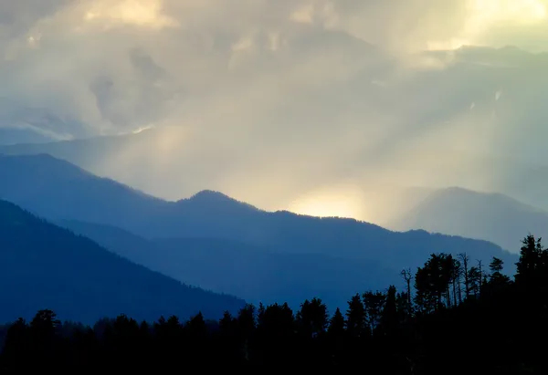 Alta roccia nella nuvola . — Foto Stock