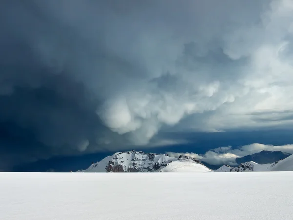 Montagnes et ciel bleu à l'heure d'hiver . — Photo