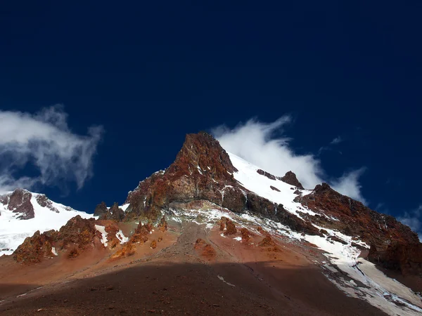 Hautes montagnes et ciel lumineux . — Photo