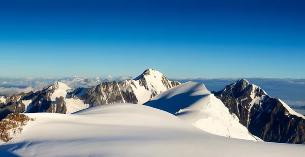 Montagne e cielo azzurro nel periodo invernale . — Foto Stock