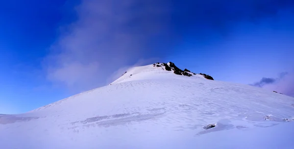 山和蓝色的天空在冬季时间. — 图库照片