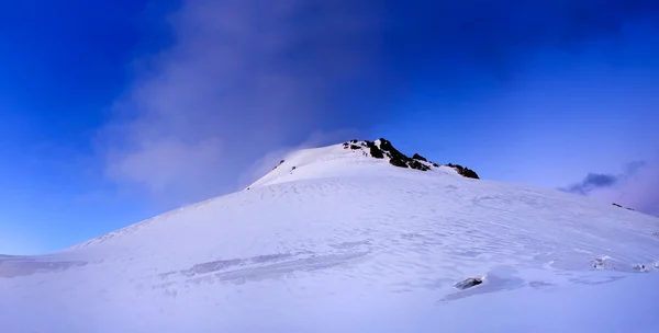 Mountains and blue sky at the winter time. — Stock Photo, Image