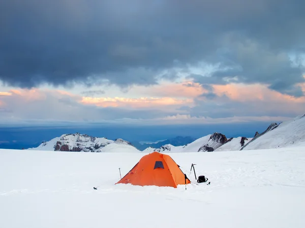 Resplandor solar y campamento turístico . — Foto de Stock