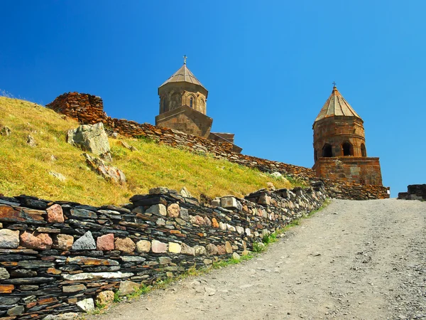 Старый замок на вершине горы — стоковое фото