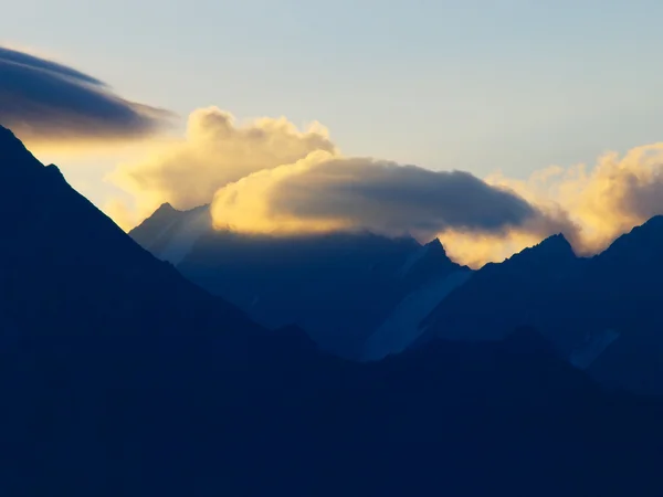 Berg och moln. — Stockfoto