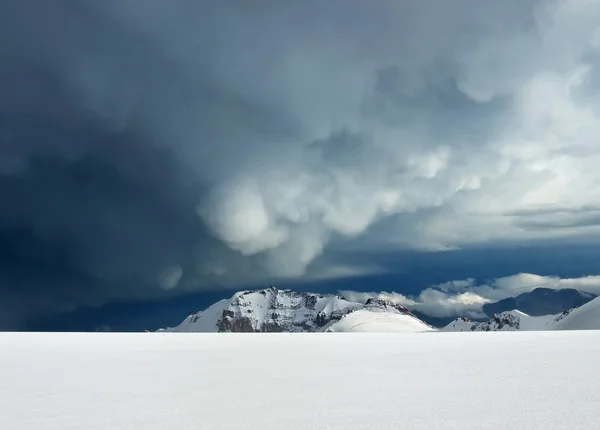 Snö berg och himlen med moln. — Stockfoto