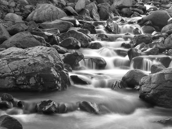 Snelle rivier stroom en donkere stenen. — Stockfoto