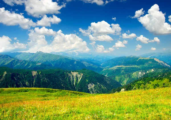 Zelené kopce v horském údolí — Stock fotografie