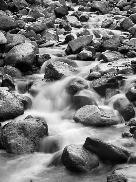 Aliran sungai cepat dan batu gelap . — Stok Foto