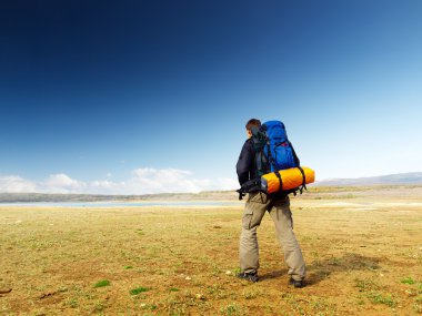 arka plan parlak gökyüzü üzerinde turist.