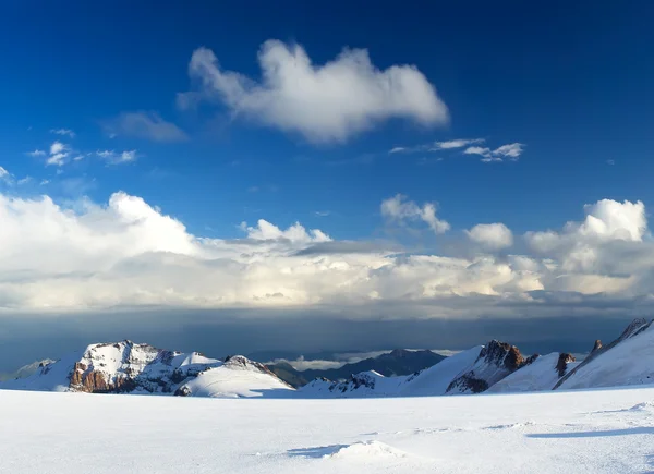 Montagna e cielo nel periodo invernale . — Foto Stock