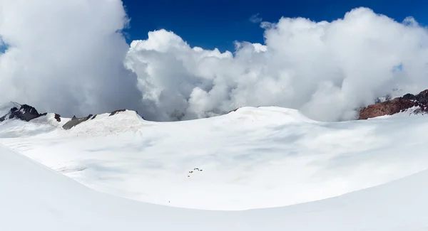 Montanha e céu no tempo de inverno . — Fotografia de Stock