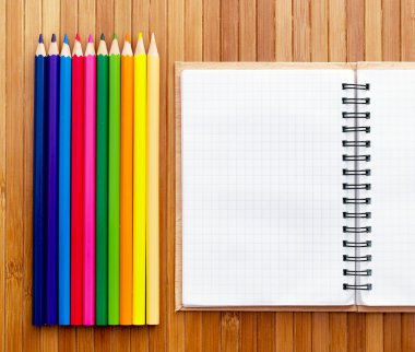 not defteri ve kalemler.