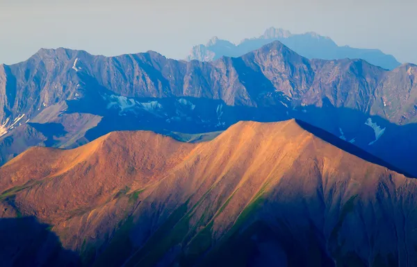 明亮的山山谷在日落的黄昏. — 图库照片