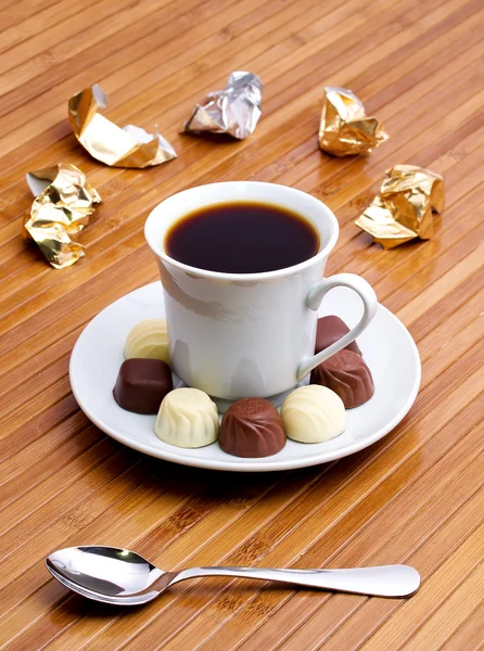 Cup met koffie en sweetmeat. — Stockfoto