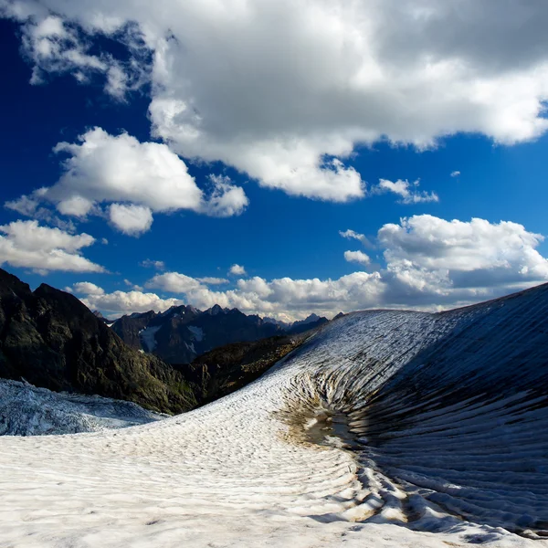 Rochers et ciel avec des nuages blancs . — Photo