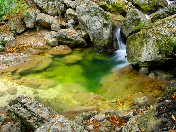 Cachoeira no desfiladeiro. — Fotografia de Stock